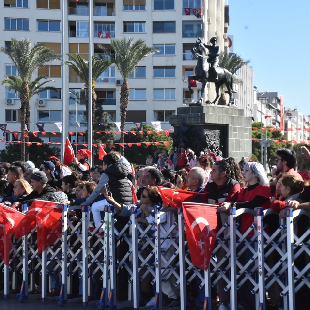 İzmir'de Cumhuriyet'in 102'nci yılı coşkusu