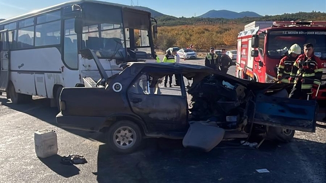 Mersin'de tarım işçilerini taşıyan midibüs ile otomobil çarpıştı: 3 ölü, 12 yaralı