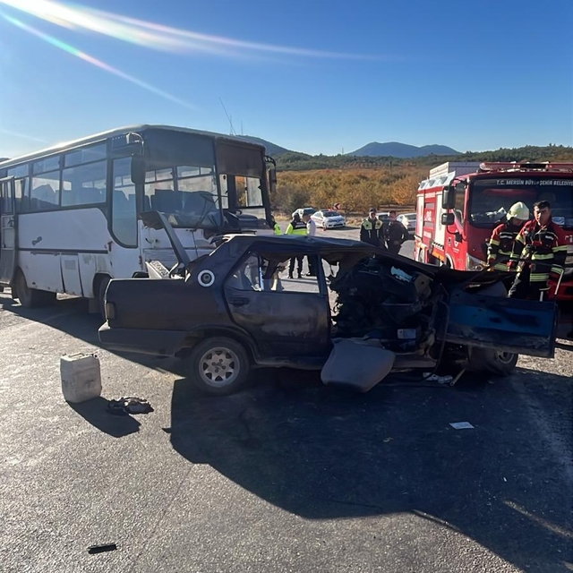 Mersin'de tarım işçilerini taşıyan midibüs ile otomobil çarpıştı: 3 ölü, 12...
