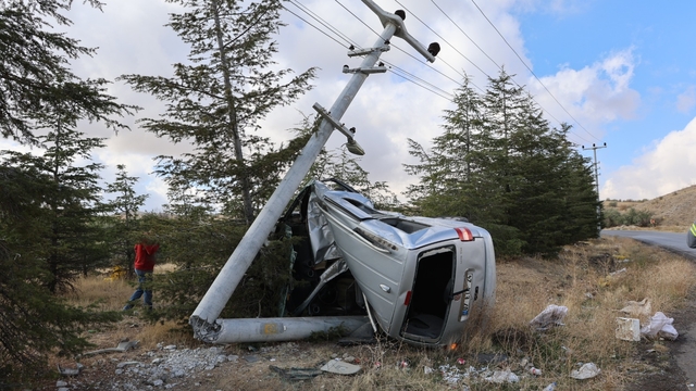 Nevşehir'de aracıyla elektrik direğine çarpan ehliyetsiz sürücü yaralandı