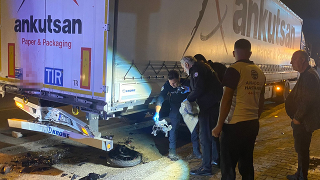 Antalya'da park halindeki tıra çarpan motosikletin sürücüsü öldü