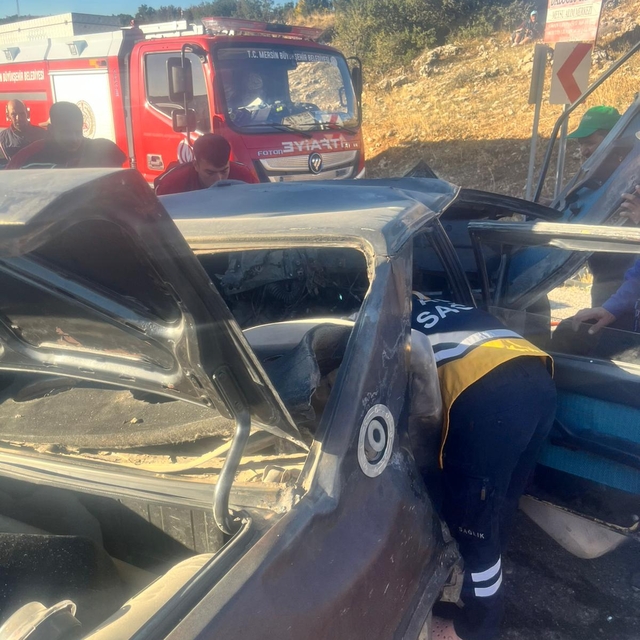 Mersin'de tarım işçilerini taşıyan midibüs ile otomobil çarpıştı: 3 ölü, 12...