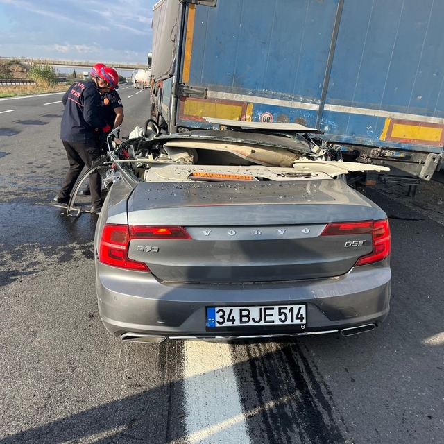TIR'a arkadan çarpan otomobilin sürücüsü öldü