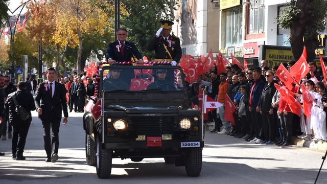 Van ve çevre illerde Cumhuriyet'in 102. yılı törenlerle kutlandı