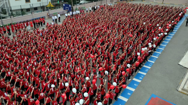 1500 öğrenci, okul bahçesinde söyledikleri şarkılarla Cumhuriyet'i kutladı