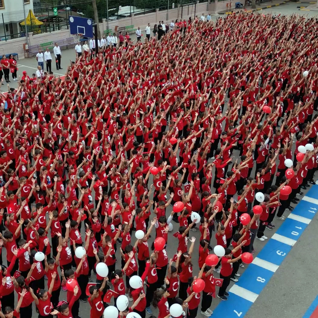 1500 öğrenci, okul bahçesinde söyledikleri şarkılarla Cumhuriyet'i kutladı