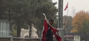 Erzincan'da yağmur altında yere düşen bayrakları topladı