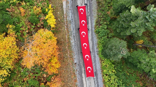 Alaçam'da 19 metrelik Türk bayrağıyla yürüyüş düzenlendi