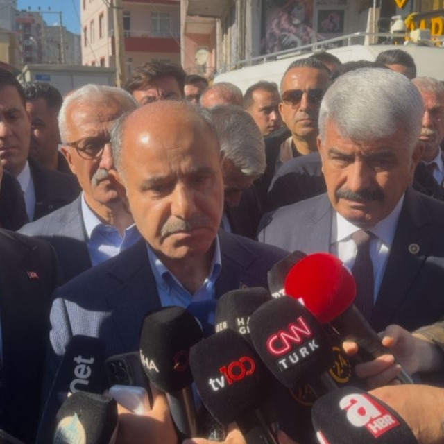 Gebze'de bina çöktü; 5 kişiden birinin cansız bedenine ulaşıldı (11)