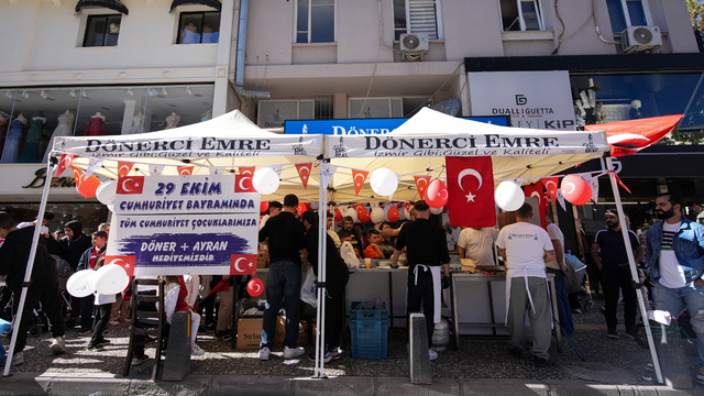 İzmirli dönerci, 29 Ekim'de ikramlarıyla çocukları sevindirdi