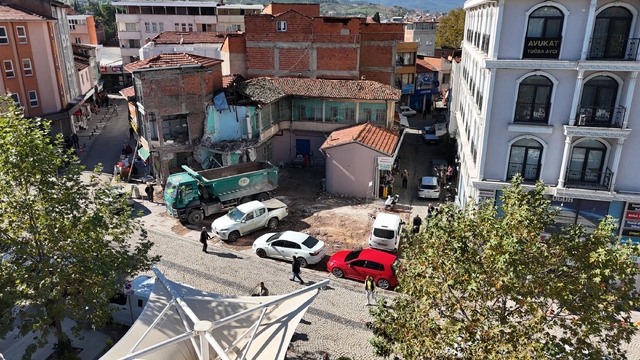 Sındırgı'da depremin ardından evlerine girmeye çekinenler, çadırlarda kalıyor (3)