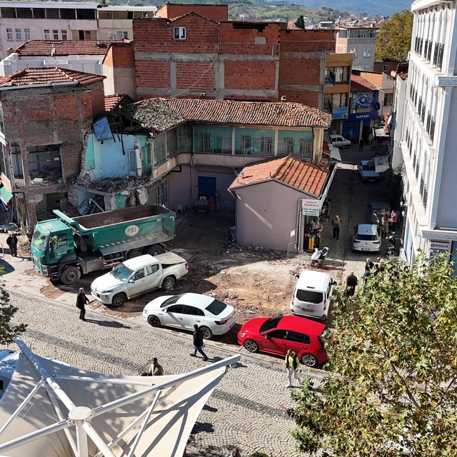 Sındırgı'da depremin ardından evlerine girmeye çekinenler, çadırlarda kalıy...