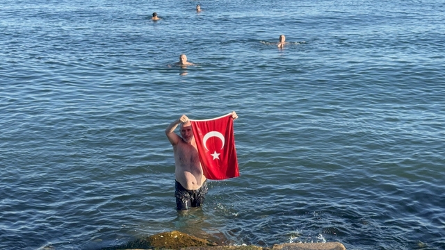 Cumhuriyet'in 102'nci yılını denizde Türk bayrağı açarak kutladılar