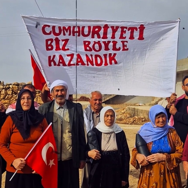 Şanlıurfa'da yöresel kıyafetli Cumhuriyet Bayramı kutlaması