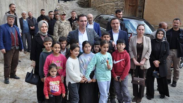 Bitlis Valisi Karakaya, Hizan'daki Uzuntaş köyünü ziyaret etti