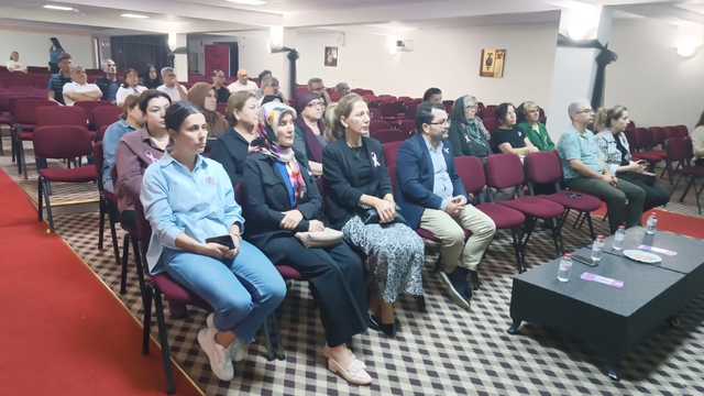 Bozyazı'da meme kanseri teşhisi ve tedavi süreçlerine ilişkin konferans verildi