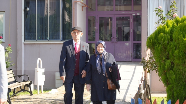 Şehit ailesini makam aracıyla evlerinden aldırıp töreni izlemelerini sağladı