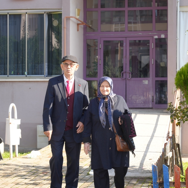 Şehit ailesini makam aracıyla evlerinden aldırıp töreni izlemelerini sağlad...