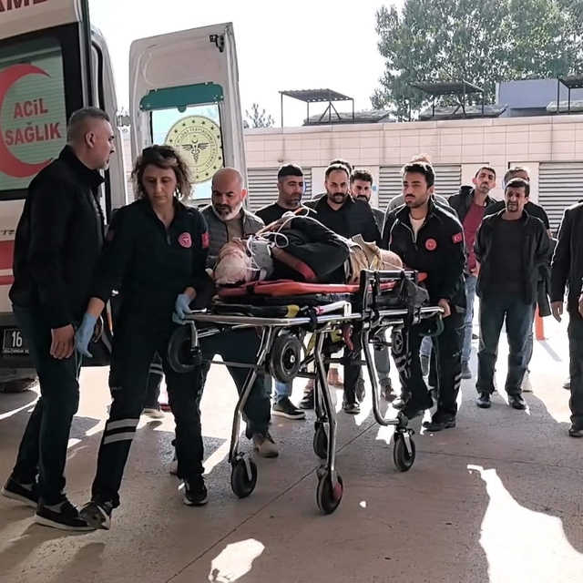 Üzerine inşaat iskelesi devrilen işçi ağır yaralandı