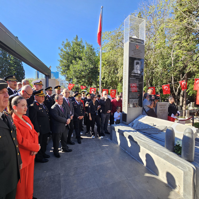 Dünya tarihinde ilk defa uçak gemisi batıran Topçu Yüzbaşı Aker'in anıt mez...