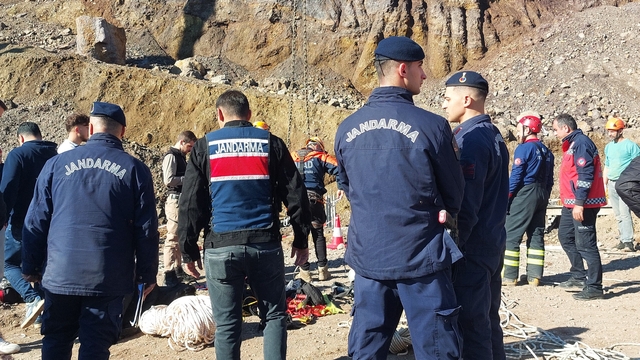 Sakarya'da kuyuya düşen işçi hayatını kaybetti