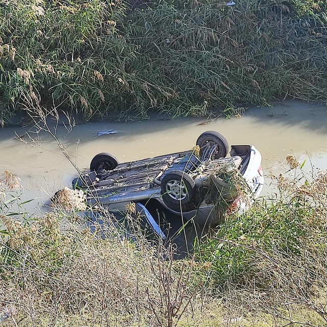 Adana'da sulama kanalına devrilen otomobilin sürücüsü yaralandı