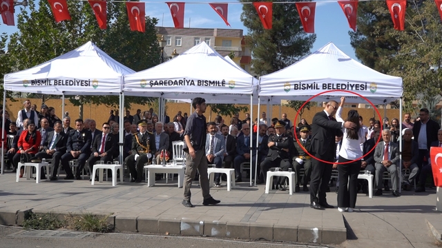 Diyarbakır'da İstiklal Marşı'nı okurken ağlayan öğrenciyi, Kaymakam teselli etti