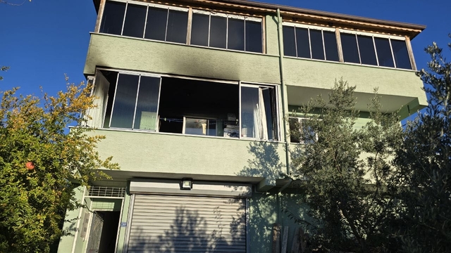Bursa'da ev yangınında dumandan etkilenen yaşlı çift hastaneye kaldırıldı