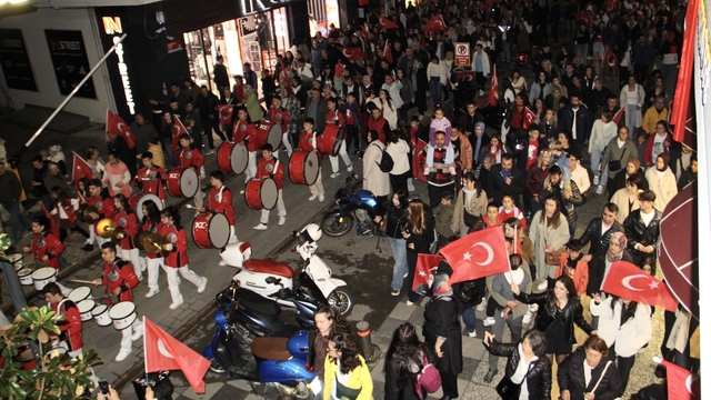 Sinop'ta Cumhuriyet Bayramı dolayısıyla fener alayı düzenlendi