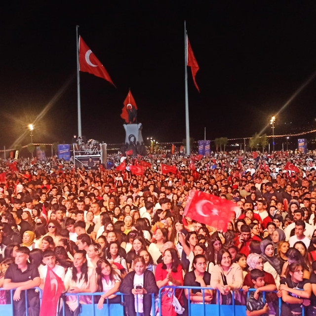 İskenderun sahilinde Cumhuriyet coşkuşu