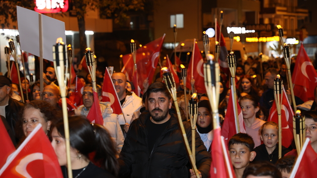 Sakarya'da Cumhuriyet'in 102. yılı dolayısıyla fener alayı düzenlendi