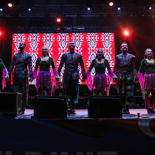 Hatay'da Anadolu Ateşi Dans Topluluğu ve şarkıcı Oğuzhan Koç sahne aldı