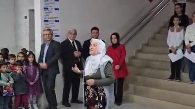 Elazığ'da 70 yaşındaki kadının Cumhuriyet Bayramı'nda okuduğu şiir sosyal medyada beğeni topladı