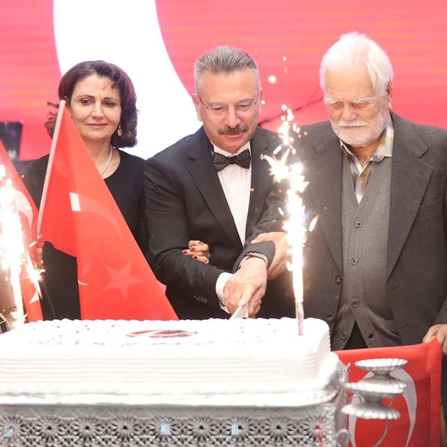 Eskişehir'de Cumhuriyet Pastasını 102 yaşındaki Ali Sezer kesti