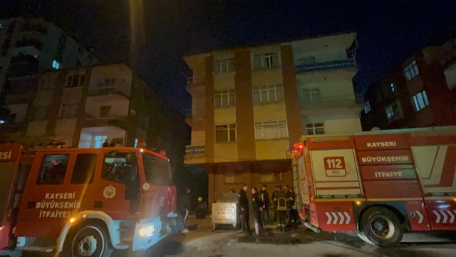 Kayseri'de 3 katlı binada yangın; 4 çocuk  dumandan etkilendi