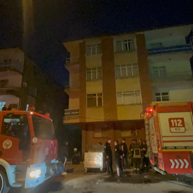 Kayseri'de 3 katlı binada yangın; 4 çocuk  dumandan etkilendi