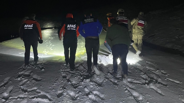 Ağrı'da karda mahsur kalan 2 kişi kurtarıldı