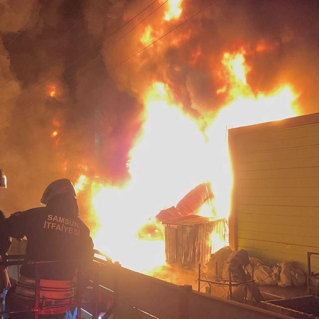 Samsun'da geri dönüşüm fabrikasında yangın