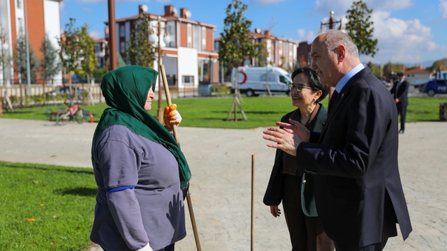 Düzce Belediye Başkanı Özlü, temizlik işçisinin bayrak hassasiyetine duyarsız kalmadı