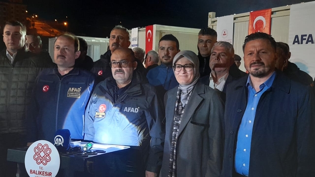 Sındırgı'da depremin ardından evlerine girmeye çekinenler, çadırlarda kalıyor (4)