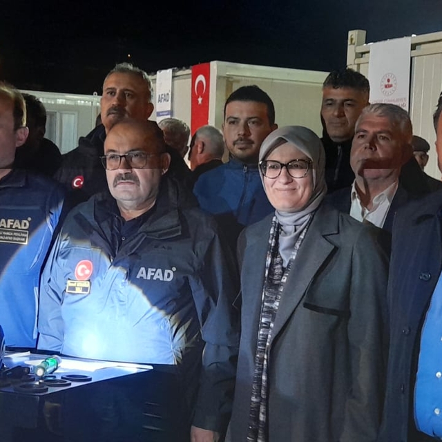 Sındırgı'da depremin ardından evlerine girmeye çekinenler, çadırlarda kalıy...