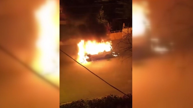Hareket halindeki hafif ticari araç alev alev yandı
