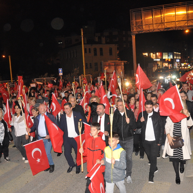Ödemiş'te Cumhuriyet Bayramı fener alayıyla kutlandı
