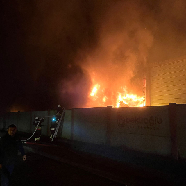 Samsun'da geri dönüşüm tesisindeki yangın 3,5 saatte kontrol altına alındı