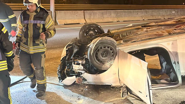 Kocaeli'de otomobilin devrildiği kazada 3 kişi ağır yaralandı