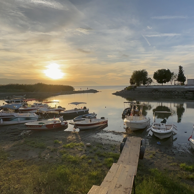 İznik Gölü'nde kuraklık nedeniyle çekilme 350 metreye ulaştı; kayıklar kara...