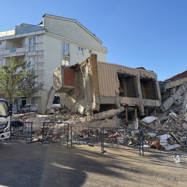 Gebze'de çöken binanın enkazı savcıların incelemesi sonrası kaldırılacak