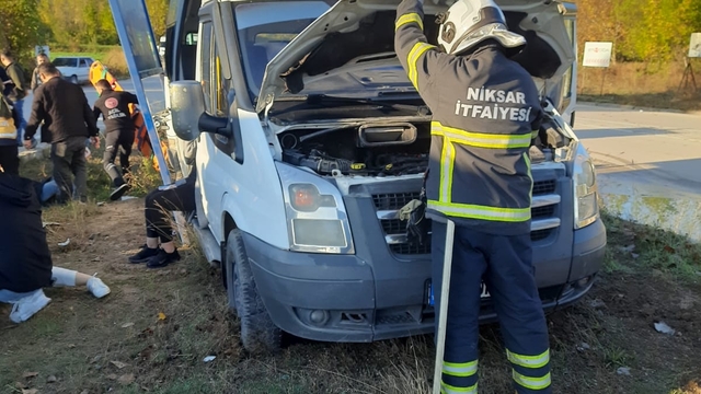 Tokat'ta işçi servisi ile tarım işçilerinin olduğu minibüs çarpıştı, 10 kişi yaralandı