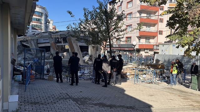 Gebze'de çöken binanın enkazı savcıların incelemesi sonrası kaldırılacak (2)