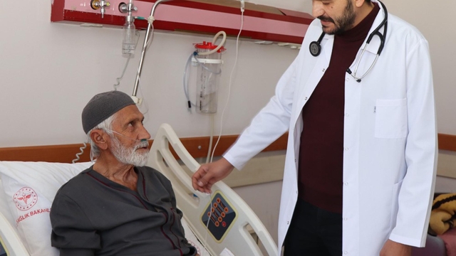 Acile getirilen hastanın kalp zarından 1 litre sıvı boşaltıldı